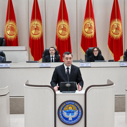 Президент Садыр Жапаров Жогорку Кеңештин депутаттары менен бир катар социалдык-экономикалык маселелерди талкуулады