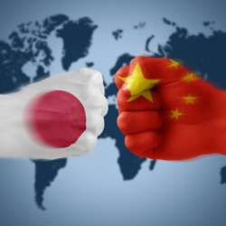 Кытай Японияга кыйратуучу сокку урарын айтып коркутту