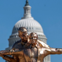 Вашингтондо ыпластыктын символу катары «Дүйнөнүн падышасы» аттуу 12 футтук айкел тургузулду