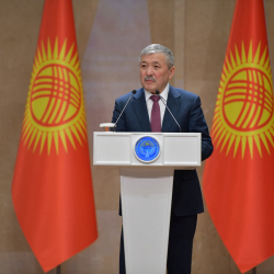 Адылбек Касымалиев өз ишинде натыйжа көрсөткөндөргө Министрлер Кабинетинин сыйлыктарын тапшырды