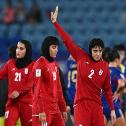 Австралия Ирандын аялдардан курулган футбол командасынын дагы эки оюнчусуна башпаанек берди