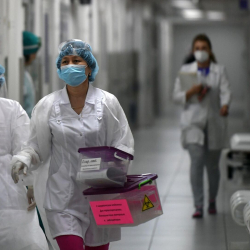 Президент ар бир дарыгер менен медайымга өз фондунан 15 миң сомдон бөлөт - министрлик