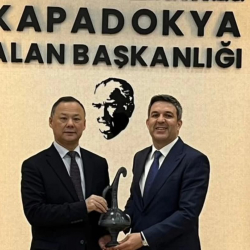 Руслан Казакбаев Каппадокия аймагынын башкармалыгынын жетекчиси Жем Асланбай менен жолукту