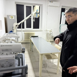 Жаңы төрөт үйү жана дарыгерлер үчүн жатакана: саламаттык сактоо министри Кемин райондук Жалпы дарыгерлик практика борборуна барды