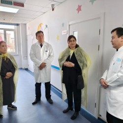 Депутаттар Жылдыз Эгенбердиева жана Айгүл Ахмедова Балдар онкологиясы жана онкогематология бөлүмүнө барышты