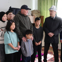 Министр труда Канат Сагынбаев поздравил отцов в честь прадника 15 марта