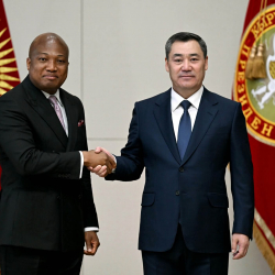 Садыр Жапаров Гананын тышкы иштер министри Сэмуэль Аблакваны кабыл алды