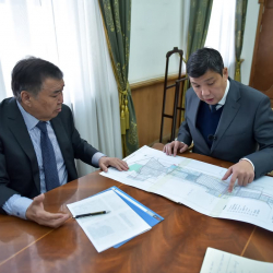 «Дордой» базарынын ичиндеги инфратүзүмдү жакшыртуу: мэр Айбек Джунушалиев Аскар Салымбеков менен жолукту