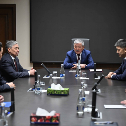 Адылбек Касымалиев Улуттук банктын жаңы төрагасы Алмаз Бакетаевди борбордук аппаратка тааныштырды