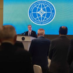 Министр Жээнбек Кулубаев провел вечерний прием по случаю разговения для дипломатического корпуса