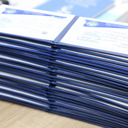 Министрдин орун  басары кесиптик лицейлердин директорлоруна сертификаттарды тапшырды