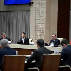 Президент провел рабочее совещание с членами Совета безопасности