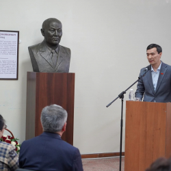 Бишкек шаардык сотунда Абдыкасым  Супатаевдин мемориалдык бюсту ачылды