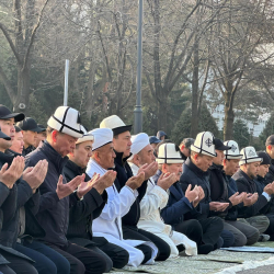 Президент Садыр Жапаров принял участие в праздничном Айт намазе