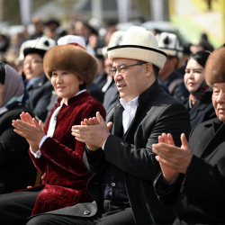 СҮРӨТ - Президент Садыр Жапаров жана Биринчи айым Айгүл Жапарова Нарында Нооруз майрамына катышышты