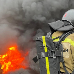 Ош шаарында кафеден чыккан өрт көп кабаттуу үйдүн чатырына чейин жетти