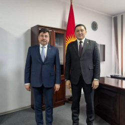 Коопсуздук кеңешинин катчысы Адилет Орозбеков элчи Сергей Вакунов менен жолугушту