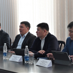 Промышленная безопасность и кадровый дефицит: Акыл Токтобаев провёл совещание в Ошском региональном управлении министерства