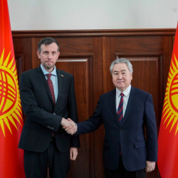 Министр Жээнбек Кулубаев Улуу Британиянын Элчиси Николас Боулерди кабыл алды