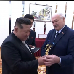 ВИДЕО - Беларусь салты менен: Александр Лукашенко Ким Чен Ынга жана анын үй-бүлөсүнө өзгөчө белектерди тапшырды