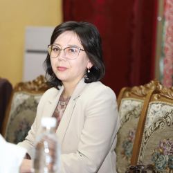 Аида Ишеналиева: Бардык окуу китептери жаңыланат