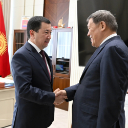 Эрлист Акунбеков Казакстан элчиси менен стратегиялык долбоорлорду талкуулады