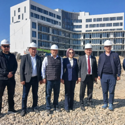 Эдил Байсалов ОшМУнун жаңы медициналык клиникасынын курулушу менен таанышты