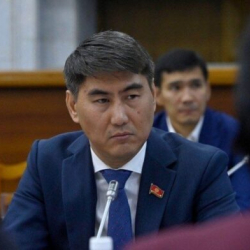 ВИДЕО - Мандат алалбай жаткан Айдарбеков каралоонун артында ким турганын айтып, кайрылуу жасады