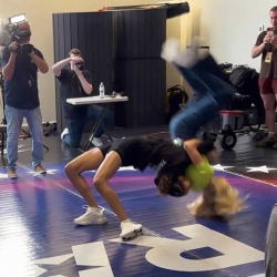 Телеведущую бросили на пол в прямом эфире