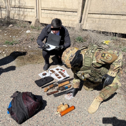 Токмокто Көлбаевдин уюшкан кылмыштуу тобунун мүчөлөрүнө таандык курал-жарактар табылды