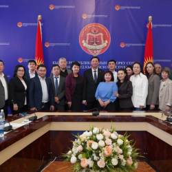 СҮРӨТ - Медербек Сатыев жалпыга маалымдоо каражаттарынын өкүлдөрү жана блогерлер менен жолугушту