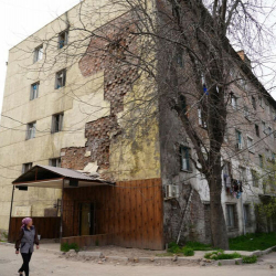 Мэр Бишкека встретился с жителями аварийного дома на улице Фучика