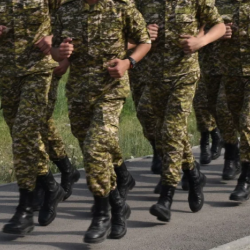 Аскерге барбаган 22-40 жаштагы эркектер 50 миң сом төлөп, бир ай кызмат өтөөгө милдеттендирилди