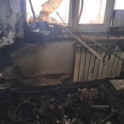 Баткенде Калкты тейлөө борборунун имараты өрттөндү