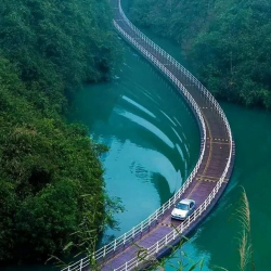 Кытайдагы таң калтырган суунун үстүндөгү керемет жол