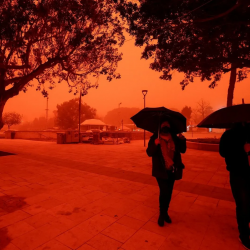 В Греции пыльная буря окрасила небо в красно-оранжевый цвет