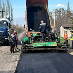 Токмокто 2 км ички жол асфальттала баштады