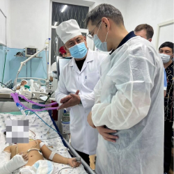 Саламаттык сактоо министри Дамир Осмонов 6-кабаттан кулаган наристеден кабар алды