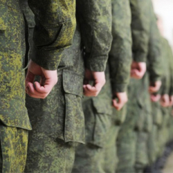 Баткенде жоокер кызматтык унаадан кулап, оор абалда ооруканага түштү