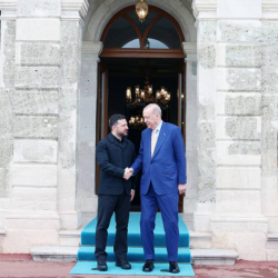 Эрдоган Зеленскийди кабыл алды, Орусия-Украина согушун токтотуу үчүн сүйлөшүүлөрдү сунуштады