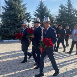 Госсекретарь Арслан Койчиев почтил память погибших в апрельских событиях