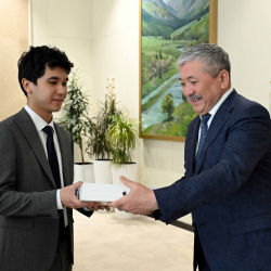 Адылбек Касымалиев поздравил Амиртая Бексултанова с поступлением в Стэнфордский университет