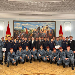 Депутаттар жоокерлер менен жолугушту