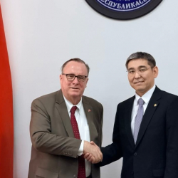 Министр Дамир Осмонов АКШнын элчиси Лесли Вигери менен жолугушту