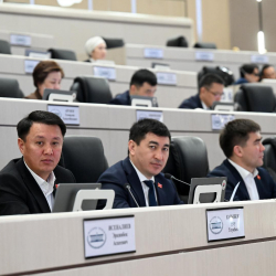 Депутаттар БШКнын сандык курамын кыскартууга багытталган мыйзам долбоорлорун экинчи окууда колдошту