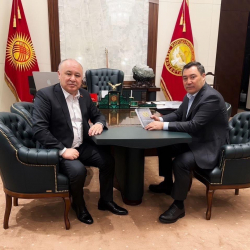 Президент Садыр Жапаров Өмүрбек Текебаев менен жолукту