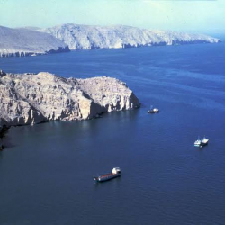 Акыркы 24 саатта Ормуз кысыгынан 7 гана кеме өттү, 3 миңдей кеме кезек күтүүдө