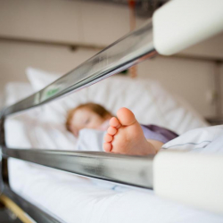 Жалдагы трагедия: 6-кабаттан кулаган 4 жашар кыздын абалы айтылды