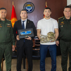 Министр обороны КР встретился с призёром Азиатских игр Акжолом Махмудовым