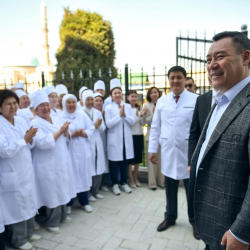 Президент Кара-Сууда үй-бүлөлүк медицина борборунун жаңы имаратын ачты